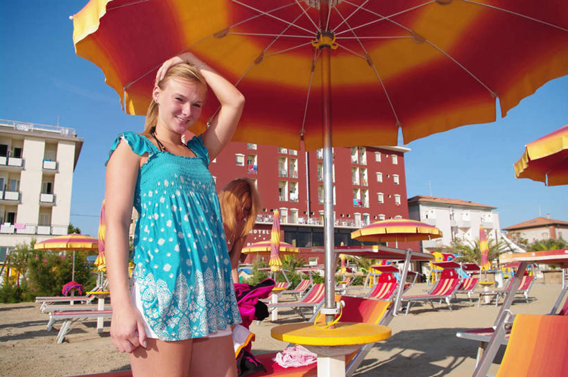 西方人,两个人,伙伴,朋友,家,站,举,笑,微笑,露齿笑,横图,室外,白天,仰视,友谊,植物,桌面,桌子,椅子,欧洲,欧洲人,阴影,服装,光线,木制,伞,影子,雨伞,遮阳伞,房屋,屋子,注视,休闲装,阳伞,楼房,住宅,树,树木,衣服,蓝色,绿色,蓝天,天空,阳光,自然,木制品,天,低头,观察,看,托,站着,休闲,休闲服,服饰,生长,晴朗,成长,观看,察看,太阳伞,关注,万里无云,垂头,友情,年轻女性,女人,女性,白种人,晴空,晴空万里,举起,举手,举着,向上举,向上伸,向上托,站立,半身,彩图,低角度拍摄,房子