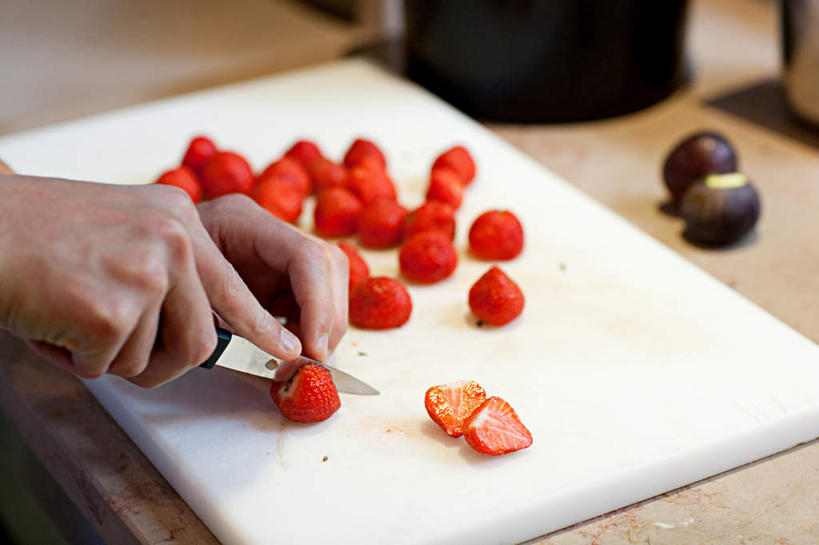 西方人,手,一个人,横图,俯视,室内,特写,白天,厨房,桌面,桌子,草莓,浆果,水果,金属制品,欧洲人,双手,仅一个男性,仅一个人,仅一个中年男性,一把,一块,许多,握,朦胧,模糊,新鲜,金属,工具,生食,食品,果实,案板,刀具,很多,拿,拿着,砧板,食物,红色,白色,刀,手部,握着,有机食品,绿色食品,菜刀,切菜刀,男人,男性,中年男性,白种人,洋莓,水果皇后,红莓,地莓,半身,彩图,高角度拍摄,灶间,厨房料理台,料理台