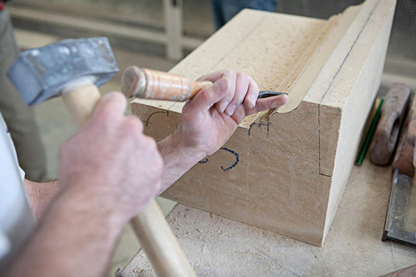 西方人,手,一个人,建筑工人,横图,俯视,室内,特写,白天,工作服,制服,金属制品,欧洲,欧洲人,双手,仅一个男性,仅一个人,仅一个中年男性,敲打,握,金属,锤子,工具,榔头,木材,拿,拿着,木柴,工人,建筑工地,手部,握着,木料,五金,凿子,变形,紧固,矫正,塑形,牢固,地盘,建筑地盘,施工地盘,工作制服,男人,男性,中年男性,白种人,建筑工,半身,彩图,高角度拍摄,工作套服,工地