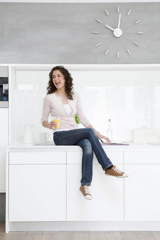 果汁,西方人,一个人,坐,竖图,室内,白天,正面,厨房,柜子,桌面,桌子,柑橘,杯子,欧洲,欧洲人,仅一个年轻女性,仅一个女性,仅一个人,握,服装,时间,时钟,橙汁,饮品,二郎腿,拿,计时,拿着,注视,休闲装,玻璃制品,饮料,衣服,水杯,橱柜,挂钟,钟表,观察,看,休闲,休闲服,表,握着,服饰,观看,察看,关注,可口,适口,年轻女性,女人,女性,白种人,玻璃杯,钟,橘子,桔子,橙子,橙,坐着,彩图,全身,灶间,厨房料理台,料理台