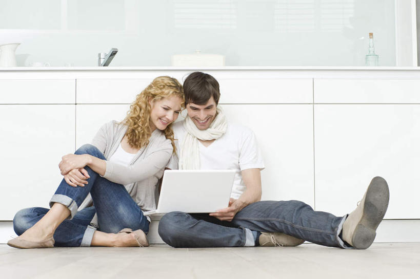 西方人,两个人,家庭,夫妻,坐,笑,微笑,露齿笑,横图,室内,白天,正面,爱情,电脑,笔记本电脑,厨房,柜子,欧洲,欧洲人,服装,网络,水龙头,浪漫,注视,休闲装,通讯设备,开关,衣服,橱柜,打开,观察,看,休闲,温暖,温馨,一家人,休闲服,恩爱,恋人,服饰,观看,阀门,和睦,察看,无线,开启,关注,通信设备,无线网络,无线上网,便携式电脑,水咀,手提电脑,男人,男性,年轻女性,女人,女性,中年男性,白种人,年轻人,夫妇,情侣,坐着,彩图,全身,灶间,伴侣,融洽