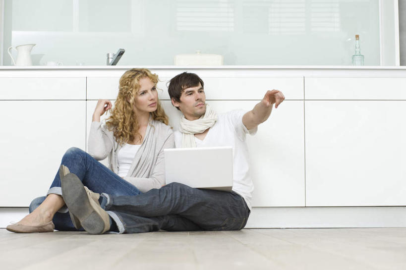 西方人,两个人,家庭,夫妻,坐,笑,微笑,露齿笑,横图,室内,白天,正面,爱情,电脑,笔记本电脑,厨房,柜子,欧洲,欧洲人,指,服装,网络,水龙头,浪漫,注视,休闲装,方向,通讯设备,开关,衣服,橱柜,打开,观察,看,手势,休闲,温暖,温馨,一家人,休闲服,恩爱,恋人,服饰,观看,阀门,和睦,察看,无线,指向,开启,食指,关注,通信设备,无线网络,无线上网,便携式电脑,水咀,手提电脑,男人,男性,年轻女性,女人,女性,中年男性,白种人,年轻人,夫妇,情侣,坐着,彩图,全身,灶间,伴侣,融洽