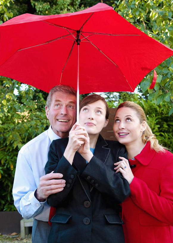 西方人,三个人,伙伴,朋友,商务人士,商务男性,商务女性,站,竖图,室外,白天,正面,衬衫,友谊,合作,团队,植物,欧洲,欧洲人,握,套装,伞,雨伞,遮阳伞,领带,拿,拿着,注视,阳伞,树,树木,红色,绿色,自然,看,站着,战略,握着,生长,成长,太阳伞,象征,庄重,关注,商务装,身份,工薪阶层,联合,合谋,正式,地位,配合,协作,老年男性,男人,男性,年轻女性,女人,女性,中年女性,白种人,白领,上班族,抬头,仰头,站立,半身,彩图,衬衣