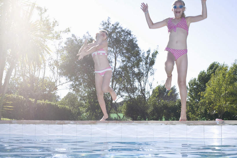 西方人,儿童,两个人,家庭,游泳池,跳,举,横图,室外,白天,仰视,泳装,比基尼,纯洁,草地,草坪,水,植物,欧洲,欧洲人,水池,水面,注视,泳池,草,树,树木,小孩,蓝色,绿色,蓝天,天空,自然,天,观察,看,托,温暖,温馨,一家人,可爱,童年,童趣,生长,晴朗,成长,观看,和睦,察看,关注,童真,烂漫,无邪,万里无云,天真,女孩,女人,女性,白种人,晴空,晴空万里,举起,举手,举着,跳跃,向上举,向上伸,向上托,彩图,低角度拍摄,全身,三点式,泳衣,融洽,女生