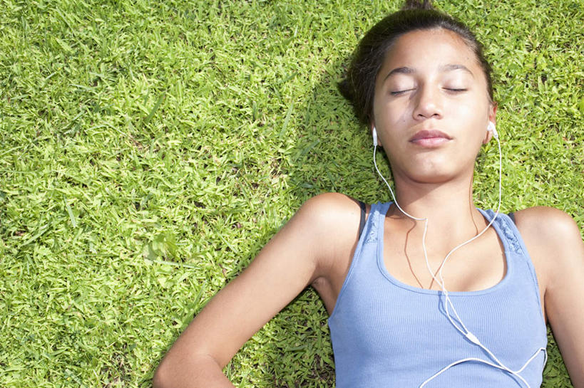 西方人,儿童,一个人,躺,闭眼,横图,俯视,室外,白天,快乐,满意,幸福,纯洁,草地,草坪,植物,欧洲,欧洲人,仅一个女性,仅一个人,阴影,服装,光线,背心,影子,音响,音乐,听,娱乐,草,小孩,衣服,绿色,阳光,耳机,仅一个小孩,享受,休闲,放松,可爱,童年,童趣,服饰,舒适,享乐,衣着,穿着,童真,烂漫,无邪,衣饰,卧着,天真,女孩,女人,女性,白种人,孩子,闭眼睛,闭着眼,闭着眼睛,躺着,卧,半身,彩图,高角度拍摄,女生