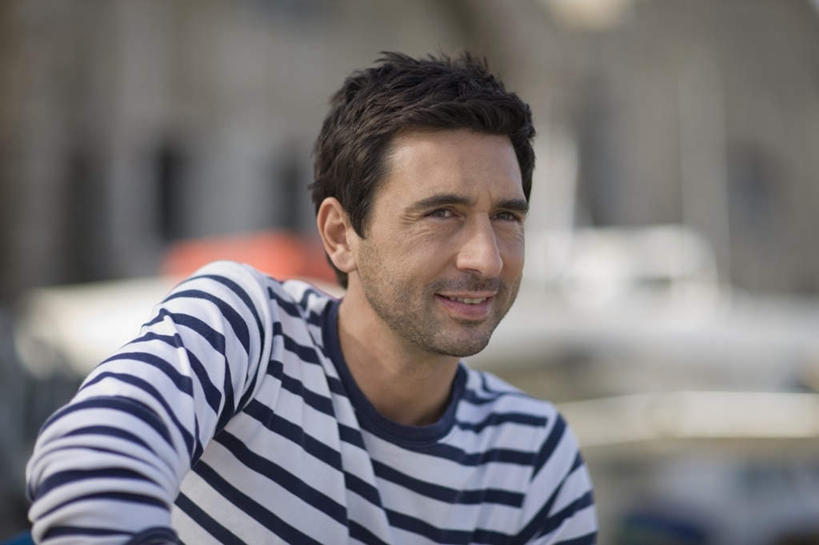 西方人,一个人,笑,微笑,横图,室外,白天,正面,欧洲,欧洲人,仅一个男性,仅一个人,仅一个中年男性,服装,朦胧,模糊,注视,休闲装,衣服,观察,看,休闲,休闲服,服饰,观看,察看,关注,男人,男性,中年男性,白种人,半身,彩图