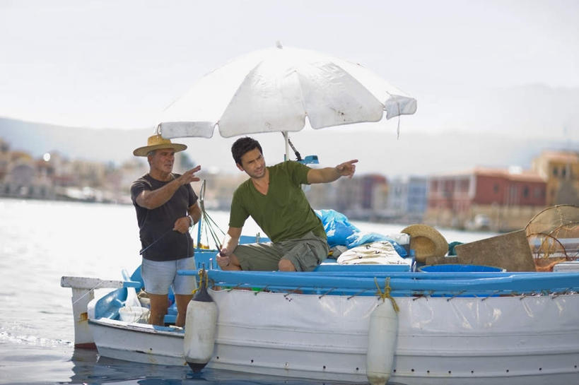 西方人,两个人,家庭,父亲,儿子,站,横图,室外,白天,正面,海浪,海洋,船,帽子,欧洲,欧洲人,指,服装,草帽,伞,雨伞,遮阳伞,浪花,木船,注视,休闲装,方向,阳伞,衣服,蓝色,蓝天,天空,海水,交通工具,天,观察,看,手势,站着,休闲,温暖,温馨,父子,一家人,休闲服,父爱,服饰,晴朗,观看,和睦,察看,太阳伞,舟,指向,食指,关注,载具,海景,万里无云,老年男性,男人,男性,中年男性,白种人,大海,风浪,海,海水的波动,近岸浪,涌浪,晴空,晴空万里,站立,半身,彩图,融洽