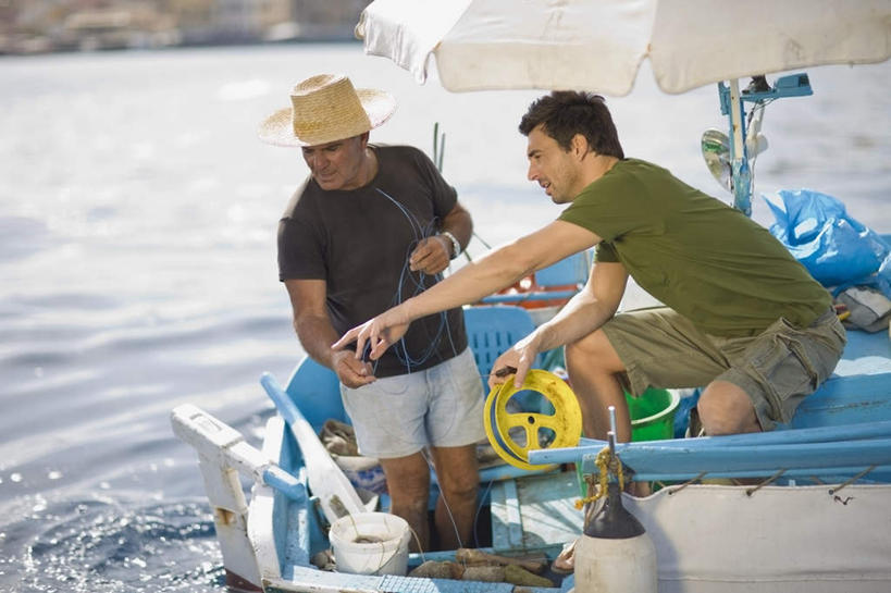 西方人,两个人,家庭,父亲,儿子,站,坐,说,横图,室外,白天,正面,讨论,海浪,海洋,船,帽子,欧洲,欧洲人,握,指,服装,草帽,伞,雨伞,遮阳伞,浪花,木船,拿,拿着,注视,休闲装,方向,阳伞,衣服,海水,交通工具,观察,看,手势,站着,休闲,温暖,温馨,父子,一家人,休闲服,父爱,握着,服饰,观看,渔具,和睦,察看,太阳伞,舟,指向,食指,关注,载具,海景,鱼线轮,卷线器,交流,老年男性,男人,男性,中年男性,白种人,大海,风浪,海,海水的波动,近岸浪,涌浪,沟通,讲话,交谈,商讨,说话,谈话,站立,坐着,半身,彩图,融洽