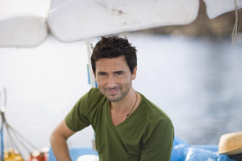 西方人,一个人,坐,笑,微笑,横图,室外,白天,正面,船,欧洲,欧洲人,仅一个男性,仅一个人,仅一个中年男性,服装,朦胧,模糊,伞,雨伞,遮阳伞,木船,注视,休闲装,阳伞,衣服,交通工具,观察,看,休闲,休闲服,服饰,观看,察看,太阳伞,舟,关注,载具,男人,男性,中年男性,白种人,坐着,半身,彩图