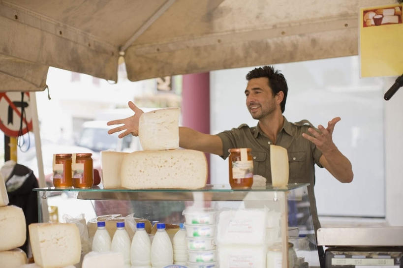 奶酪,牛奶,西方人,一个人,店员,商店,站,伸展双臂,笑,微笑,露齿笑,横图,室外,白天,正面,指示牌,欧洲,欧洲人,仅一个男性,仅一个人,仅一个中年男性,服装,标志,伞,文字,雨伞,遮阳伞,干酪,起司,饮品,芝士,营养,注视,休闲装,标识,阳伞,商铺,货架,架子,饮料,衣服,观察,看,站着,营业员,休闲,休闲服,乳酪,服饰,观看,察看,乳制品,太阳伞,奶,牛乳,关注,陈列架,发酵,安神,超市货架,市肆,商号,销售人员,男人,男性,中年男性,白种人,售货员,敞开双臂,伸开双臂,展开双肩,站立,张开手臂,张开双臂,半身,彩图,店铺