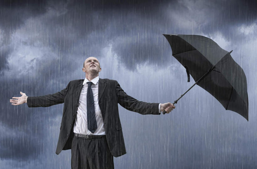 西方人,一个人,商务人士,商务男性,站,伸展双臂,横图,室外,白天,仰视,衬衫,雨,暴雨,大雨,欧洲,欧洲人,仅一个男性,仅一个人,仅一个中年男性,握,套装,伞,雨伞,乌云,云,阴天,云朵,领带,拿,云彩,拿着,注视,阳伞,天空,天,看,站着,握着,细雨,昏暗,象征,阴沉,庄重,关注,商务装,身份,工薪阶层,正式,地位,男人,男性,中年男性,白种人,白领,上班族,小雨,敞开双臂,伸开双臂,抬头,仰头,展开双肩,站立,张开手臂,张开双臂,半身,彩图,低角度拍摄,衬衣