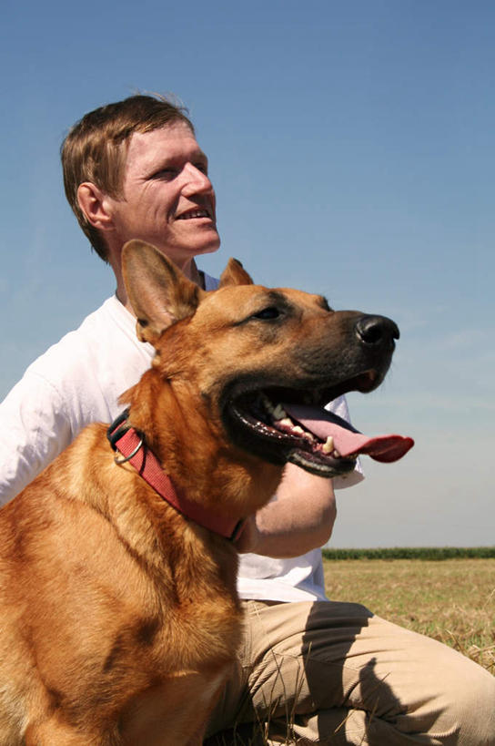 西方人,一个人,坐,摸,竖图,室外,白天,正面,海浪,海洋,沙滩,宠物,狗,欧洲,欧洲人,仅一个男性,仅一个人,仅一个中年男性,抚摸,阴影,服装,光线,沙子,影子,海岸,浪花,云,云朵,沙地,拉布拉多,云彩,注视,休闲装,拉布拉多猎犬,一只,衣服,蓝色,白云,蓝天,天空,阳光,海水,动物,天,观察,看,休闲,休闲服,可爱,服饰,晴朗,观看,察看,关注,拉布拉多犬,海景,忠诚,男人,男性,中年男性,白种人,大海,风浪,海,海水的波动,海滩,近岸浪,涌浪,晴空,犬,触摸,接触,坐着,半身,彩图