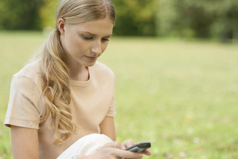 西方人,一个人,坐,打电话,横图,室外,白天,正面,T恤衫,草地,草坪,植物,电话,手机,欧洲,欧洲人,仅一个年轻女性,仅一个女性,仅一个人,握,服装,朦胧,模糊,拿,T恤,拿着,注视,休闲装,通讯设备,草,树,树木,衣服,绿色,自然,观察,看,休闲,休闲服,金色,米色,握着,服饰,生长,成长,观看,察看,操作,关注,交流,按键,年轻女性,女人,女性,白种人,长发,卷发,沟通,通话,坐着,半身,彩图