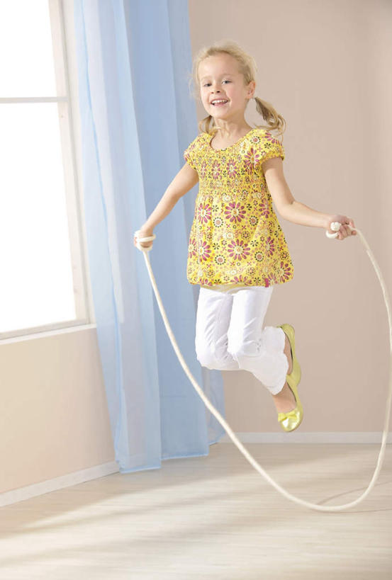 西方人,儿童,一个人,跳,跳绳,笑,微笑,露齿笑,竖图,室内,白天,正面,锻炼,纯洁,运动,窗户,窗帘,欧洲,欧洲人,仅一个女性,仅一个人,握,服装,装饰,墙,地面,半空,拿,拿着,注视,休闲装,玻璃窗,墙壁,墙面,小孩,衣服,黄色,蓝色,帘子,观察,看,仅一个小孩,休闲,休闲服,遮阳,可爱,童年,童趣,握着,服饰,观看,华丽,修饰,点缀,察看,关注,童真,烂漫,无邪,衬托,美观,雅致,雅观,体育,天真,女孩,女人,女性,白种人,孩子,跳跃,彩图,全身,健身,女生