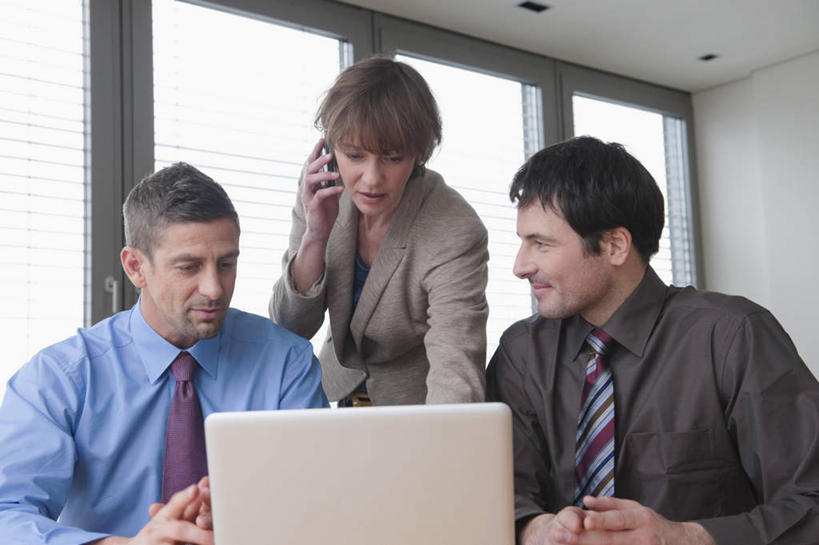 西方人,三个人,伙伴,朋友,商务人士,商务男性,商务女性,办公室,站,坐,笑,说,打电话,微笑,露齿笑,横图,室内,白天,正面,衬衫,讨论,友谊,合作,团队,电脑,笔记本电脑,窗户,天花板,电话,手机,欧洲,欧洲人,握,条纹,套装,开会,会议,网络,领带,拿,拿着,注视,通讯设备,玻璃窗,蓝色,观察,看,站着,战略,握着,观看,察看,无线,象征,庄重,关注,通信设备,商务装,身份,无线网络,无线上网,便携式电脑,工薪阶层,联合,合谋,正式,地位,交流,配合,协作,手提电脑,男人,男性,女人,女性,中年男性,中年女性,白种人,白领,上班族,沟通,讲话,交谈,商讨,说话,谈话,通话,站立,坐着,半身,彩图,衬衣