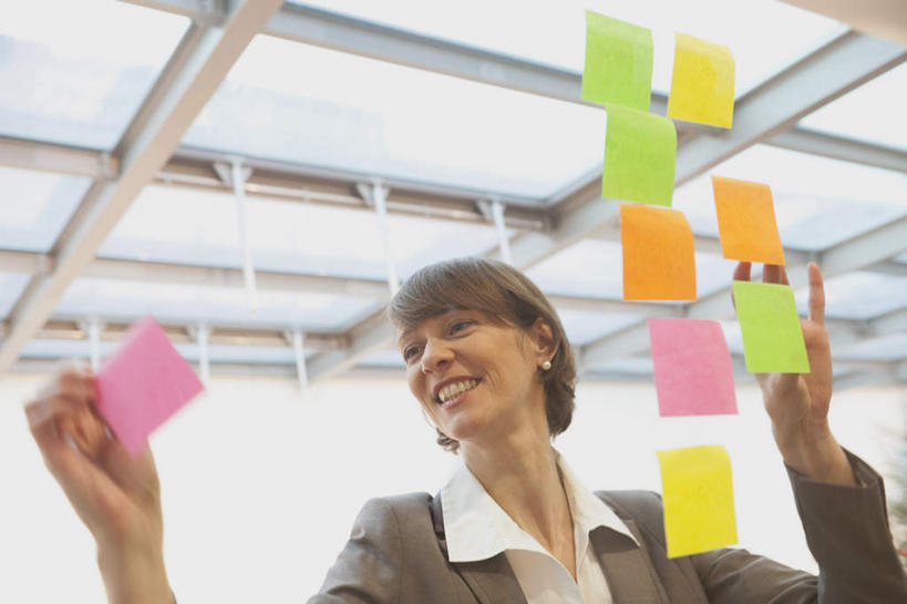 西方人,一个人,商务人士,商务女性,站,笑,微笑,露齿笑,横图,彩色,室内,白天,仰视,窗户,天花板,玻璃,欧洲,欧洲人,仅一个女性,仅一个人,一排,许多,握,套装,整齐,粘性,办公用品,便利贴,便签,拿,拿着,注视,玻璃窗,玻璃制品,文具,排列,黄色,红色,绿色,观察,看,站着,仅一个中年女性,橙色,握着,观看,办公设备,文具用品,记事,察看,队列,关注,商务装,工薪阶层,粘贴,快捷,文化工具,方便,N次贴,便条贴,告诉贴,即时贴,女人,女性,中年女性,白种人,白领,上班族,站立,半身,彩图,低角度拍摄