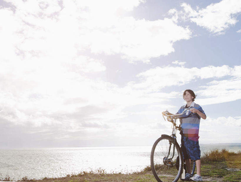 西方人,儿童,一个人,站,笑,微笑,横图,室外,白天,仰视,纯洁,草地,草坪,植物,自行车,欧洲,欧洲人,仅一个男性,仅一个人,握,阴影,服装,光线,影子,云,云朵,云彩,注视,休闲装,车,脚踏车,草,小孩,衣服,蓝色,绿色,白云,蓝天,天空,阳光,交通工具,天,观察,看,站着,仅一个小孩,休闲,休闲服,可爱,童年,童趣,握着,服饰,晴朗,观看,察看,关注,载具,童真,烂漫,无邪,天真,男孩,男人,男性,白种人,孩子,晴空,站立,彩图,低角度拍摄,全身,男生