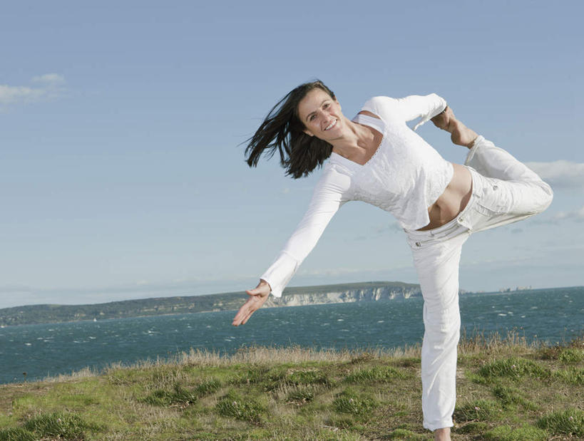 西方人,一个人,站,笑,微笑,露齿笑,横图,室外,白天,正面,草地,草坪,海浪,海洋,植物,欧洲,欧洲人,仅一个女性,仅一个人,伸展,阴影,服装,光线,影子,浪花,云,云朵,云彩,注视,休闲装,光脚,草,衣服,蓝色,绿色,白色,白云,蓝天,天空,阳光,海水,天,观察,看,站着,仅一个中年女性,休闲,赤脚,休闲服,伸直,提,服饰,晴朗,观看,察看,提着,关注,海景,女人,女性,中年女性,白种人,大海,风浪,海,海水的波动,近岸浪,涌浪,晴空,站立,彩图,全身