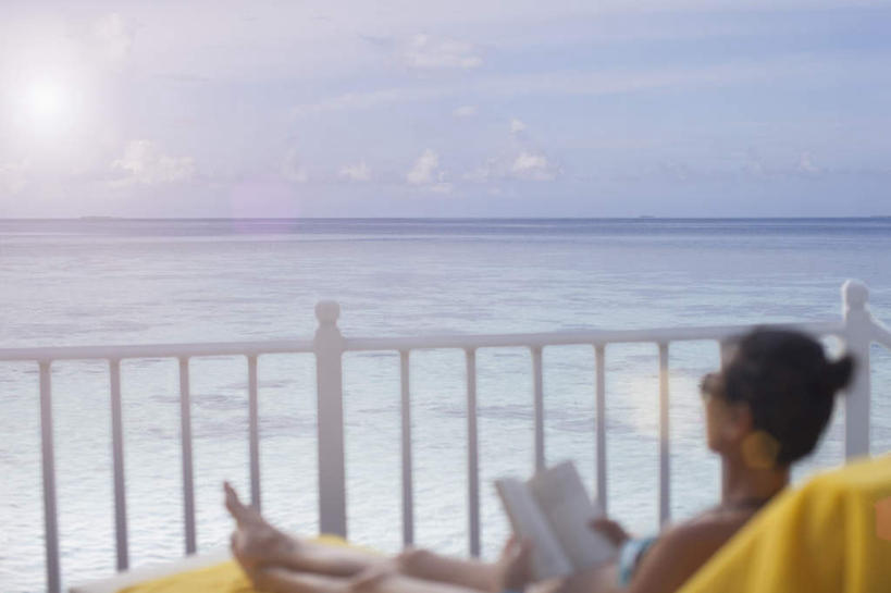 东方人,一个人,栏杆,坐,横图,室外,白天,侧面,泳装,比基尼,海浪,海洋,椅子,亚洲,仅一个女性,仅一个人,握,阴影,光线,墨镜,眼镜,影子,躺椅,浪花,水平线,云,云朵,围栏,辽阔,海平线,拿,云彩,拿着,注视,黄种人,光脚,护栏,蓝色,白云,蓝天,天空,阳光,海水,太阳镜,太阳眼镜,天,观察,看,靠,靠着,仅一个中年女性,广阔,赤脚,遮阳镜,握着,晴朗,观看,一望无际,沙滩椅,察看,关注,海景,无边无际,一马平川,女人,女性,中年女性,亚洲人,大海,风浪,海,海水的波动,近岸浪,涌浪,晴空,坐着,半身,彩图,眩光,三点式,泳衣,水天相接,水天一线