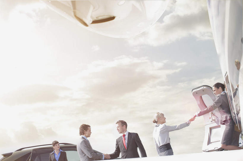 西方人,伙伴,朋友,商务人士,商务男性,商务女性,机场,站,握手,笑,说,微笑,露齿笑,横图,室外,白天,仰视,衬衫,讨论,友谊,合作,团队,飞机,飞机场,汽车,欧洲,欧洲人,五个人,阴影,套装,光线,影子,云,云朵,交通,许多人,云彩,注视,航空,车,蓝色,白云,蓝天,天空,阳光,交通工具,轿车,天,观察,看,站着,一群人,战略,运输,晴朗,观看,察看,客机,关注,载具,商务装,工薪阶层,联合,合谋,交流,配合,协作,男人,男性,年轻男性,年轻女性,女人,女性,白种人,白领,上班族,航空站,空港,晴空,搀手,沟通,讲话,交谈,拉手,商讨,手搀手,手拉手,手牵手,手握手,说话,谈话,站立,半身,彩图,低角度拍摄,眩光,衬衣