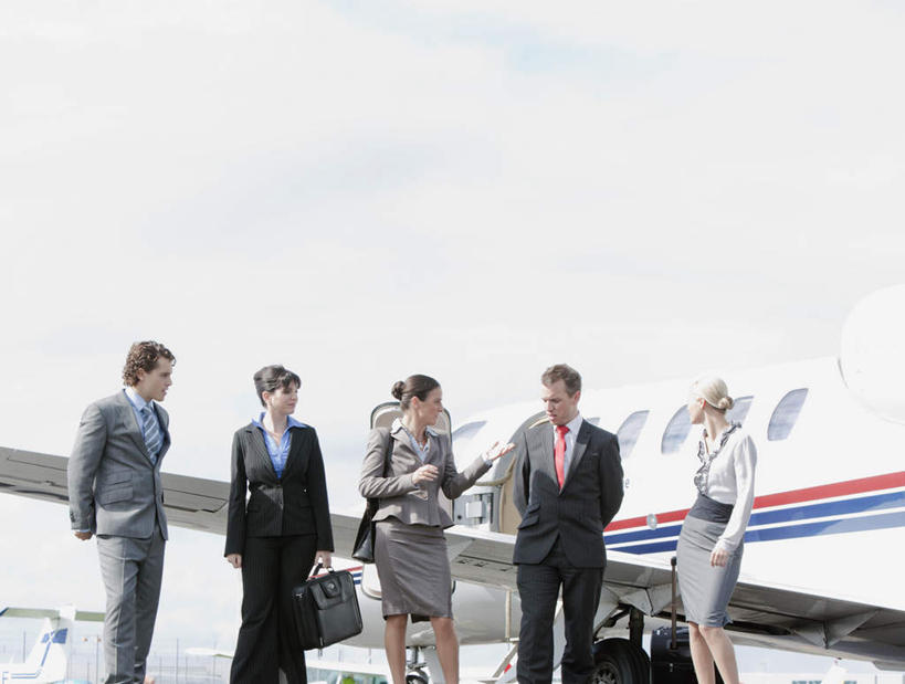 西方人,伙伴,朋友,商务人士,商务男性,商务女性,机场,站,笑,说,微笑,露齿笑,横图,室外,白天,仰视,衬衫,讨论,友谊,合作,团队,飞机,飞机场,欧洲,欧洲人,五个人,一排,阴影,套装,整齐,光线,包,公文包,拉杆箱,旅行箱,影子,云,云朵,交通,许多人,云彩,注视,航空,排列,蓝色,白云,蓝天,天空,阳光,行李箱,箱子,停机坪,交通工具,天,观察,看,站着,一群人,战略,运输,晴朗,公事包,观看,出差,察看,客机,队列,关注,载具,商务装,工薪阶层,背手,联合,合谋,交流,配合,协作,男人,男性,年轻男性,年轻女性,女人,女性,中年男性,中年女性,白种人,白领,上班族,航空站,空港,晴空,沟通,讲话,交谈,商讨,说话,谈话,站立,半身,彩图,低角度拍摄,衬衣,旅行