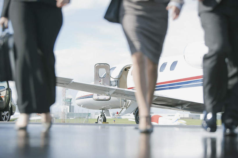 西方人,三个人,伙伴,朋友,商务人士,商务男性,商务女性,机场,走,横图,室外,白天,正面,衬衫,友谊,合作,团队,飞机,飞机场,欧洲,欧洲人,握,阴影,套装,光线,包,公文包,拉杆箱,旅行箱,影子,云,云朵,交通,拿,云彩,拎,拿着,航空,蓝色,白云,蓝天,天空,阳光,行李箱,箱子,停机坪,交通工具,天,战略,握着,运输,晴朗,公事包,出差,客机,载具,商务装,工薪阶层,联合,合谋,配合,协作,男人,男性,年轻女性,女人,女性,中年男性,中年女性,白种人,白领,上班族,航空站,空港,晴空,步行,散步,走路,半身,彩图,衬衣,旅行,拎着