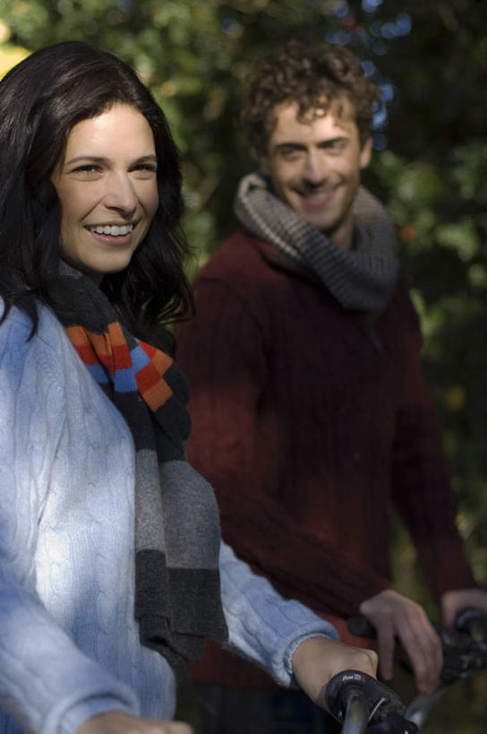 西方人,两个人,家庭,夫妻,坐,笑,微笑,露齿笑,竖图,室外,白天,正面,爱情,草地,草坪,植物,自行车,椅子,欧洲,欧洲人,握,阴影,服装,装饰,光线,影子,木椅,浪漫,注视,休闲装,车,脚踏车,草,衣服,绿色,阳光,围巾,交通工具,观察,看,骑车,休闲,温暖,温馨,一家人,休闲服,恩爱,握着,恋人,服饰,围脖,观看,保暖,华丽,点缀,和睦,察看,御寒,关注,载具,衬托,美观,雅致,雅观,男人,男性,年轻男性,年轻女性,女人,女性,白种人,年轻人,夫妇,情侣,坐着,半身,彩图,伴侣,融洽