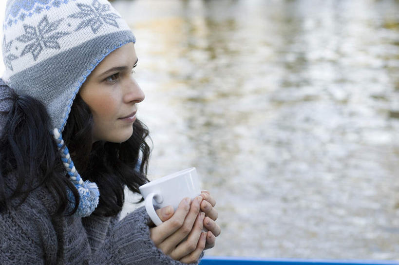 咖啡,西方人,一个人,坐,捧,横图,室外,白天,侧面,毛衣,幸福,湖,湖泊,水,杯子,帽子,欧洲,欧洲人,仅一个年轻女性,仅一个女性,仅一个人,喝,阴影,波纹,朦胧,模糊,光线,瓷器,影子,湖面,水流,水面,棕色,咖啡杯,陶瓷制品,涟漪,一杯,注视,娱乐,饮料,倒影,水纹,阳光,波浪,湖水,观察,看,享受,休闲,温馨,放松,乐趣,观看,察看,倒映,提神,舒适,关注,瓷杯,醒脑,线衫,水晕,软饮料,棉帽,反照,年轻女性,女人,女性,白种人,长发,卷发,端,端着,捧着,手捧,坐着,半身,彩图,绒衣,套衫,套头毛衣,线衣