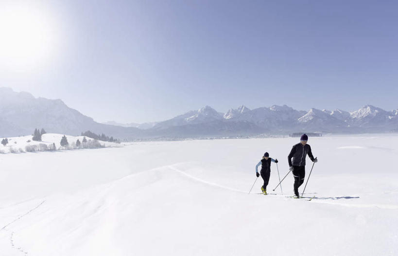 西方人,中年人,两个人,家庭,夫妻,走,横图,室外,白天,正面,爱情,山,雪,大雪,帽子,欧洲,欧洲人,握,阴影,服装,光线,工具,器材,影子,积雪,山峰,雪景,冬季,冬天,山峦,浪漫,拿,拿着,运动器械,衣服,蓝色,蓝天,天空,阳光,手套,天,温暖,温馨,一家人,器械,棉衣,健身器械,恩爱,寒冷,握着,恋人,服饰,晴朗,拐杖,保暖,滑雪板,滑雪杖,和睦,御寒,健身器材,滑雪装备,棉袄,万里无云,棉帽,严寒,辅助设备,棉服,冬装,男人,男性,女人,女性,中年男性,中年女性,白种人,夫妇,情侣,晴空,晴空万里,步行,散步,走路,彩图,全身,袄子,棉被服,伴侣,融洽,运动器材