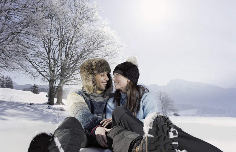 西方人,中年人,两个人,家庭,夫妻,坐,笑,微笑,露齿笑,横图,室外,白天,正面,爱情,山,雪,植物,大雪,帽子,欧洲,欧洲人,阴影,服装,光线,影子,积雪,山峰,雪景,云,云朵,冬季,冬天,山峦,浪漫,云彩,注视,相视,树,树木,衣服,蓝色,绿色,白云,蓝天,天空,阳光,自然,天,观察,看,温暖,温馨,一家人,面对面,棉衣,恩爱,寒冷,恋人,服饰,生长,晴朗,成长,观看,对视,保暖,和睦,察看,互视,御寒,关注,相对,棉袄,相看,棉帽,严寒,棉服,冬装,男人,男性,女人,女性,中年男性,中年女性,白种人,夫妇,情侣,晴空,坐着,半身,彩图,袄子,棉被服,伴侣,融洽