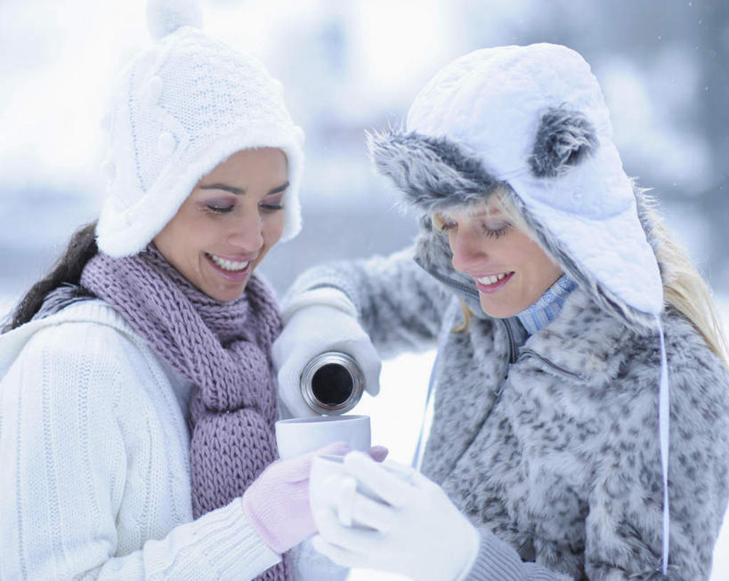 西方人,两个人,伙伴,朋友,站,笑,微笑,露齿笑,横图,室外,白天,侧面,友谊,雪,大雪,杯子,帽子,金属制品,欧洲,欧洲人,倒,握,服装,朦胧,模糊,装饰,金属,陶瓷,积雪,雪景,冬季,冬天,陶瓷制品,拿,拿着,注视,衣服,紫色,马克杯,手套,水杯,围巾,观察,看,站着,温暖,棉衣,寒冷,握着,服饰,围脖,观看,保暖,华丽,点缀,察看,御寒,关注,保温杯,保温,棉袄,衬托,美观,雅致,雅观,棉帽,严寒,棉服,冬装,友情,年轻女性,女人,女性,白种人,站立,半身,彩图,袄子,棉被服