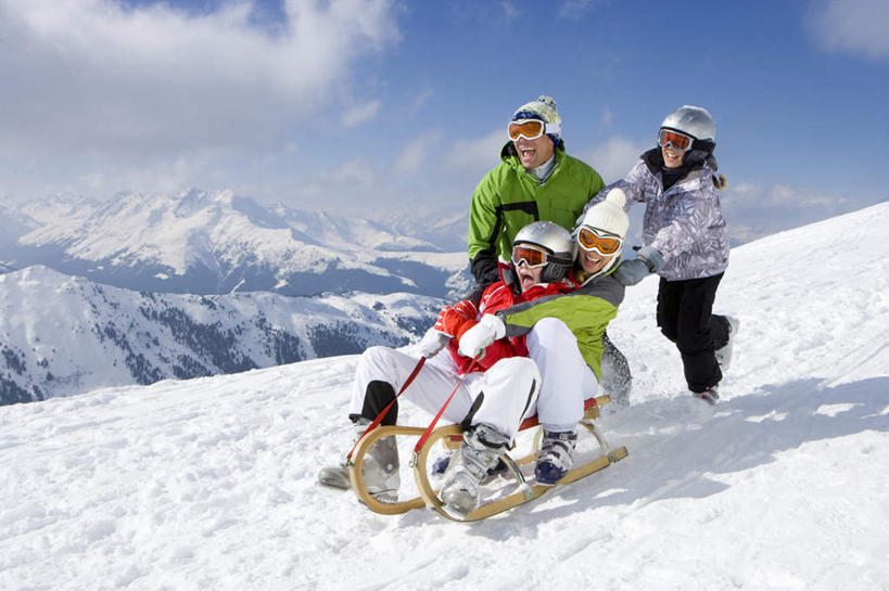 西方人,儿童,中年人,四个人,家庭,夫妻,母亲,父亲,女儿,儿子,坐,走,推,抱,笑,微笑,露齿笑,横图,室外,白天,正面,爱情,纯洁,安全,山,雪,雪山,大雪,帽子,欧洲,欧洲人,阴影,服装,光线,眼镜,影子,冰,积雪,山峰,雪景,云,云朵,冬季,冬天,防护,山峦,浪漫,云彩,注视,车,小孩,衣服,蓝色,白云,蓝天,天空,阳光,手套,交通工具,天,观察,看,温暖,温馨,父女,父子,母女,母子,一家人,恩爱,父爱,寒冷,可爱,母爱,童年,童趣,恋人,服饰,晴朗,抱着,观看,保暖,护目镜,保护,雪橇,和睦,察看,冰冷,搂着,御寒,关注,载具,滑雪镜,保险,雪橇车,滑雪服,童真,烂漫,无邪,保全,周全,安稳,安定,棉帽,严寒,冰凉,酷寒,凛冽,凛凛,极冷,安全防护眼镜,竞技服,旅游服,冬装,平安,天真,男孩,男人,男性,女孩,女人,女性,中年男性,中年女性,白种人,孩子,夫妇,情侣,晴空,步行,搂,散步,走路,坐着,彩图,全身,雪镜,伴侣,融洽,防护眼镜,男生,女生