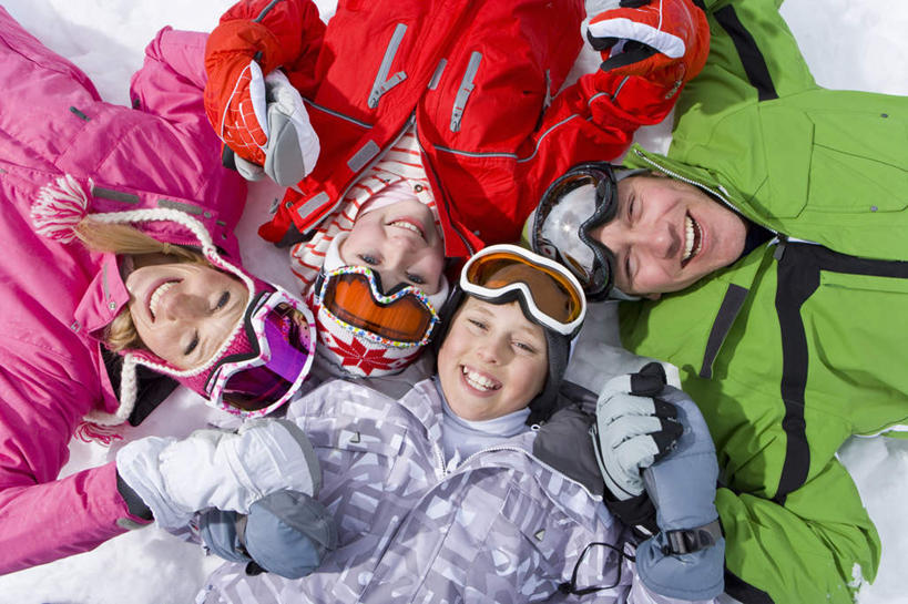 西方人,儿童,中年人,四个人,家庭,夫妻,母亲,父亲,女儿,儿子,躺,握手,笑,微笑,露齿笑,横图,俯视,室外,白天,爱情,纯洁,安全,雪,大雪,欧洲,欧洲人,服装,装饰,眼镜,积雪,雪景,冬季,冬天,防护,浪漫,注视,小孩,衣服,手套,围巾,观察,看,温暖,温馨,父女,父子,母女,母子,一家人,棉衣,恩爱,父爱,寒冷,可爱,母爱,童年,童趣,恋人,服饰,围脖,观看,保暖,护目镜,保护,华丽,点缀,和睦,察看,御寒,关注,滑雪镜,保险,童真,烂漫,无邪,棉袄,保全,周全,安稳,安定,衬托,美观,雅致,雅观,严寒,安全防护眼镜,棉服,卧着,冬装,平安,天真,男孩,男人,男性,女孩,女人,女性,中年男性,中年女性,白种人,孩子,夫妇,情侣,搀手,拉手,手搀手,手拉手,手牵手,手握手,躺着,卧,半身,彩图,高角度拍摄,袄子,棉被服,雪镜,伴侣,融洽,防护眼镜,男生,女生