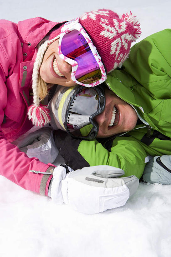 西方人,中年人,两个人,家庭,夫妻,躺,握手,笑,微笑,露齿笑,竖图,室外,白天,正面,爱情,安全,雪,大雪,欧洲,欧洲人,服装,装饰,眼镜,积雪,雪景,冬季,冬天,防护,浪漫,注视,衣服,手套,围巾,观察,看,温暖,温馨,一家人,棉衣,恩爱,寒冷,恋人,服饰,围脖,观看,保暖,护目镜,保护,华丽,点缀,和睦,察看,御寒,关注,滑雪镜,保险,棉袄,保全,周全,安稳,安定,衬托,美观,雅致,雅观,严寒,安全防护眼镜,棉服,卧着,冬装,平安,男人,男性,女人,女性,中年男性,中年女性,白种人,夫妇,情侣,搀手,拉手,手搀手,手拉手,手牵手,手握手,躺着,卧,半身,彩图,袄子,棉被服,雪镜,伴侣,融洽,防护眼镜