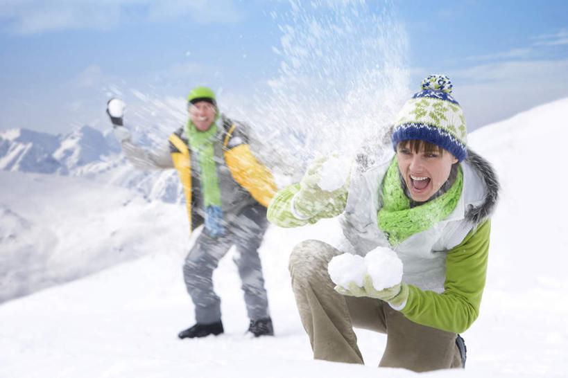 西方人,中年人,两个人,家庭,夫妻,站,蹲,举,笑,微笑,露齿笑,横图,室外,白天,正面,爱情,游戏,山,雪,雪山,大雪,帽子,欧洲,欧洲人,握,阴影,飞溅,装饰,溅,光线,影子,冰,积雪,山峰,雪景,云,云朵,冬季,冬天,山峦,浪漫,拿,玩,云彩,拿着,注视,娱乐,蓝色,白云,蓝天,天空,阳光,围巾,天,观察,看,托,站着,休闲,温暖,温馨,一家人,恩爱,寒冷,握着,恋人,晴朗,围脖,观看,活动,保暖,华丽,点缀,和睦,察看,冰冷,雪球,御寒,发泄,关注,喷洒,消遣,智力,宣泄,衬托,美观,雅致,雅观,棉帽,严寒,冰凉,酷寒,凛冽,凛凛,极冷,男人,男性,女人,女性,中年男性,中年女性,白种人,夫妇,情侣,晴空,蹲着,举起,举手,举着,玩耍,嬉戏,向上举,向上伸,向上托,站立,半身,彩图,伴侣,融洽