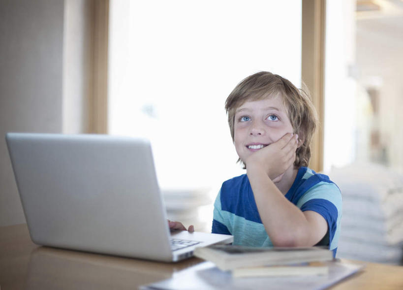 西方人,儿童,一个人,坐,笑,微笑,露齿笑,横图,室内,白天,正面,T恤衫,纯洁,电脑,笔记本电脑,窗户,桌面,桌子,书籍,欧洲,欧洲人,仅一个男性,仅一个人,撑,条纹,服装,网络,墙,T恤,托腮,注视,休闲装,通讯设备,书桌,玻璃窗,墙壁,墙面,小孩,衣服,蓝色,课桌,观察,看,托,仅一个小孩,休闲,休闲服,可爱,童年,童趣,服饰,观看,察看,无线,关注,托下巴,通信设备,无线网络,无线上网,便携式电脑,童真,烂漫,无邪,天真,手提电脑,男孩,男人,男性,白种人,孩子,书,图书,坐着,半身,彩图,男生