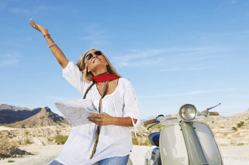 西方人,一个人,坐,举,笑,微笑,横图,室外,白天,正面,沙漠,山,植物,道路,路,公路,摩托车,地图,项链,欧洲,欧洲人,仅一个女性,仅一个人,一辆,握,阴影,服装,枯萎,装饰,光线,信息,墨镜,丝巾,眼镜,影子,山峰,云,云朵,枯草,交通,山峦,拿,云彩,拿着,注视,休闲装,方向,车,装饰品,草,衣服,黄色,蓝色,白云,蓝天,天空,阳光,饰品,首饰,太阳镜,太阳眼镜,交通工具,天,看,托,仅一个中年女性,休闲,休闲服,橙色,遮阳镜,握着,服饰,晴朗,引导,指引,华丽,点缀,关注,载具,衬托,美观,雅致,雅观,女人,女性,中年女性,白种人,大漠,砂漠,晴空,马路,举起,举手,举着,抬头,向上举,向上伸,向上托,仰头,坐着,半身,彩图,导航