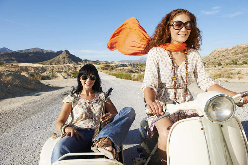 西方人,背部,两个人,伙伴,朋友,坐,笑,微笑,横图,室外,白天,正面,裙子,友谊,沙漠,山,植物,道路,路,公路,摩托车,欧洲,欧洲人,一辆,握,阴影,服装,裤子,枯萎,装饰,光线,墨镜,丝巾,眼镜,影子,山峰,云,云朵,枯草,吉他,乐器,弦乐器,交通,山峦,拿,云彩,拿着,注视,牛仔裤,休闲装,车,草,衣服,黄色,蓝色,白云,蓝天,天空,阳光,太阳镜,太阳眼镜,交通工具,天,观察,驾驶,开车,看,行驶,休闲,休闲服,橙色,遮阳镜,握着,短裙,服饰,晴朗,观看,半身裙,操纵,华丽,点缀,控制,察看,关注,载具,弹拨弦鸣乐器,操控,衬托,美观,雅致,雅观,把持,友情,年轻女性,女人,女性,中年女性,白种人,大漠,砂漠,晴空,马路,坐着,半身,彩图,弹拨弦乐器