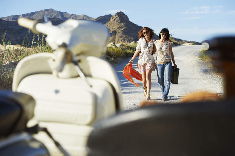 两个人,伙伴,朋友,走,抱,笑,微笑,横图,室外,白天,正面,友谊,沙漠,山,植物,道路,路,公路,摩托车,握,阴影,服装,裤子,枯萎,朦胧,模糊,装饰,光线,墨镜,丝巾,眼镜,影子,山峰,云,云朵,枯草,交通,山峦,拿,云彩,拎,拿着,注视,牛仔裤,休闲装,车,草,衣服,黄色,蓝色,白云,蓝天,天空,阳光,太阳镜,太阳眼镜,交通工具,天,观察,看,休闲,休闲服,橙色,遮阳镜,握着,服饰,晴朗,抱着,观看,华丽,点缀,察看,搂着,关注,载具,衬托,美观,雅致,雅观,友情,年轻女性,女人,女性,中年女性,大漠,砂漠,晴空,马路,步行,搂,散步,走路,彩图,全身,拎着