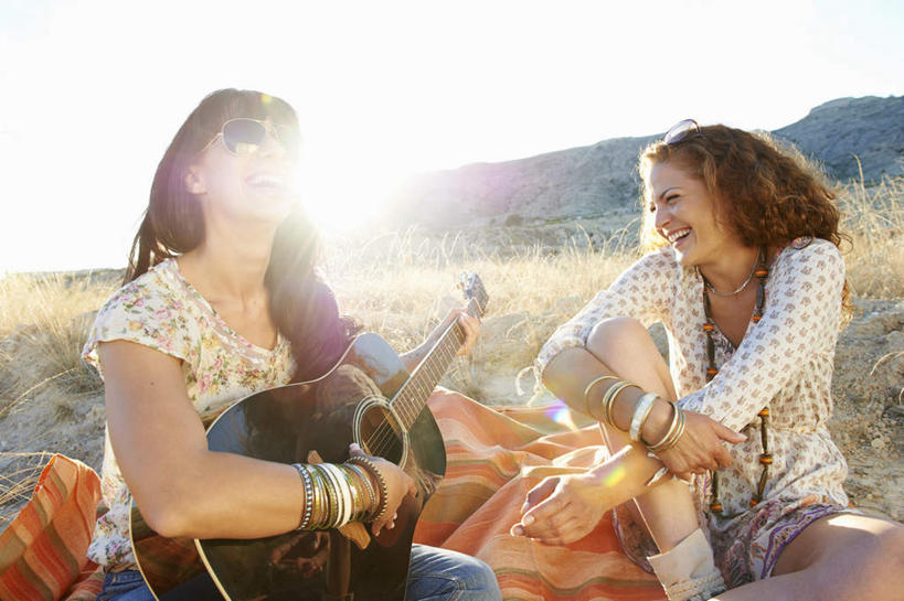 两个人,伙伴,朋友,坐,抱,笑,盘腿,微笑,横图,室外,白天,正面,友谊,沙漠,山,植物,纺织品,阴影,服装,枯萎,装饰,光线,毛毯,墨镜,毯子,眼镜,影子,山峰,枯草,吉他,乐器,弦乐器,山峦,弹奏,演奏,注视,休闲装,草,纺织,衣服,黄色,天空,阳光,太阳镜,太阳眼镜,垫子,天,观察,看,休闲,温暖,休闲服,遮阳镜,服饰,抱着,观看,华丽,修饰,点缀,察看,搂着,关注,弹拨弦鸣乐器,衬托,美观,雅致,雅观,友情,年轻女性,女人,女性,中年女性,大漠,砂漠,搂,盘腿而坐,盘膝,盘着腿的,盘着腿坐,双腿交叉,坐着,半身,彩图,眩光,弹拨弦乐器