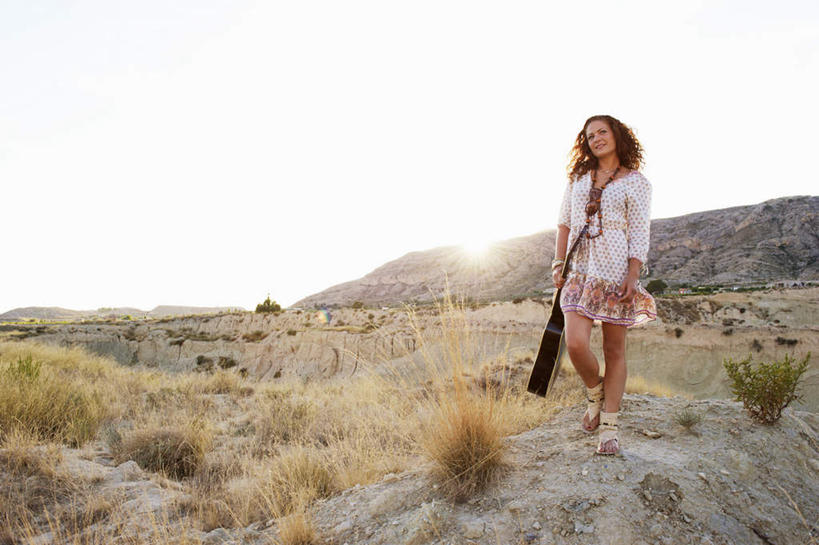 西方人,一个人,走,笑,微笑,横图,室外,白天,正面,裙子,日落,沙漠,山,植物,项链,欧洲,欧洲人,仅一个女性,仅一个人,握,阴影,服装,枯萎,光线,影子,山峰,晚霞,霞光,云,云朵,落日,枯草,吉他,乐器,弦乐器,山峦,拿,云彩,拿着,注视,休闲装,装饰品,草,衣服,黄色,蓝色,白云,蓝天,天空,阳光,黄昏,饰品,首饰,天,观察,看,仅一个中年女性,休闲,休闲服,彩霞,握着,短裙,服饰,晴朗,观看,半身裙,察看,关注,弹拨弦鸣乐器,夕照,女人,女性,中年女性,白种人,大漠,砂漠,晴空,夕阳,步行,散步,走路,彩图,全身,斜阳,弹拨弦乐器