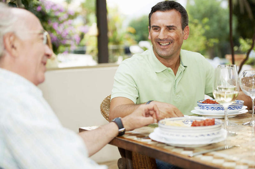 西方人,两个人,家庭,父亲,儿子,坐,笑,微笑,露齿笑,横图,室内,白天,正面,衬衫,植物,餐桌,窗户,桌面,桌子,杯子,餐具,欧洲,欧洲人,朦胧,模糊,时间,碟子,高脚杯,盘,时钟,手表,墙,庭院,院子,红酒杯,计时,注视,玻璃窗,墙壁,墙面,玻璃制品,树,树木,绿色,自然,盘子,酒杯,碟,钟表,观察,看,温暖,温馨,父子,一家人,表,父爱,生长,成长,餐台,观看,腕表,和睦,察看,葡萄酒杯,关注,老年男性,男人,男性,中年男性,白种人,玻璃杯,钟,坐着,半身,彩图,衬衣,融洽