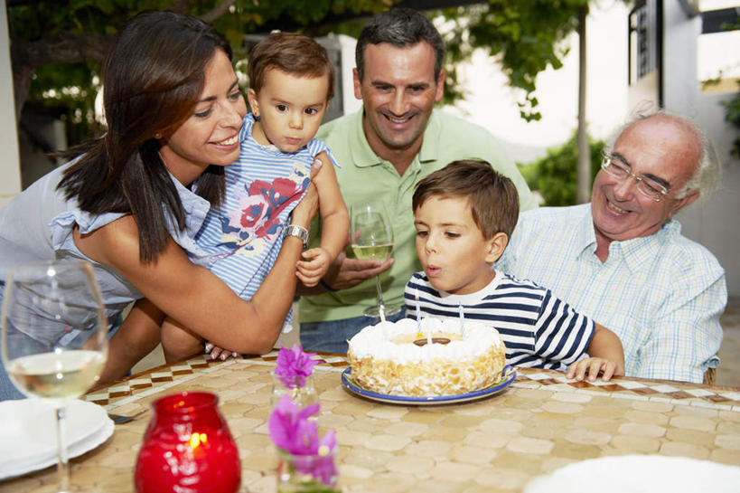 点心,红酒,葡萄酒,西方人,儿童,中年人,老年人,夫妻,母亲,父亲,儿子,祖父,三代同堂,站,坐,抱,笑,微笑,露齿笑,横图,室外,白天,正面,爱情,纯洁,餐桌,桌面,桌子,杯子,花瓶,蜡烛,椅子,欧洲,欧洲人,五个人,弯腰,阴影,条纹,服装,盛开,光线,高脚杯,火焰,影子,烛光,庭院,院子,食品,红酒杯,白葡萄酒,酒类,许多人,浪漫,燃烧,花蕾,注视,休闲装,文化,祖孙三代,玻璃制品,酒,花,花瓣,花朵,鲜花,食物,糕点,饮料,小孩,衣服,红色,玻璃瓶,酒杯,瓶子,生日蛋糕,花苞,花蕊,点燃,观察,看,祈祷,站着,一群人,休闲,温暖,温馨,父子,母子,休闲服,恩爱,父爱,可爱,母爱,童年,童趣,许愿,恋人,服饰,爷爷,餐台,抱着,观看,纪念,祖孙,祈求,和睦,察看,搂着,葡萄酒杯,关注,童真,烂漫,无邪,外公,外祖父,外孙,外孙子,弯身,平安,天真,老年男性,男孩,男人,男性,女人,女性,中年男性,中年女性,白种人,孩子,夫妇,情侣,全家福,孙子,玻璃杯,搂,搂抱,站立,坐着,半身,彩图,伴侣,融洽,蛋糕,男生,爸爸,多代同堂,妈妈