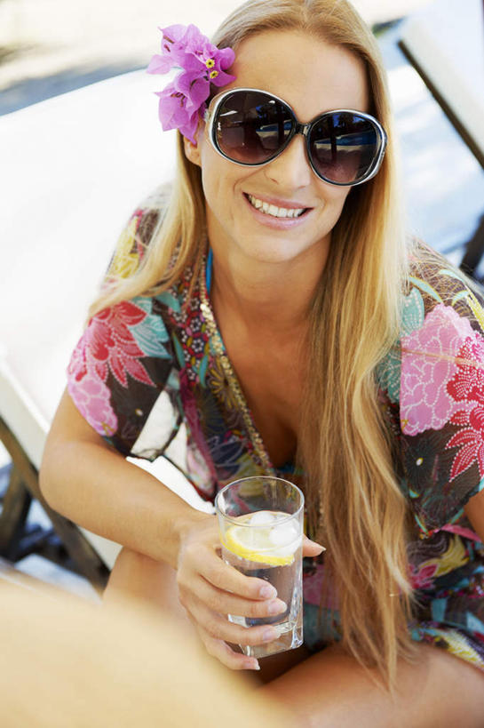 西方人,一个人,坐,笑,微笑,露齿笑,竖图,俯视,室外,白天,柠檬,杯子,椅子,欧洲,欧洲人,仅一个女性,仅一个人,切片,握,阴影,花纹,服装,朦胧,模糊,盛开,光线,墨镜,图案,眼镜,影子,木椅,躺椅,地面,一杯,拿,花蕾,拿着,注视,休闲装,玻璃制品,花,花瓣,花朵,鲜花,饮料,一朵,衣服,紫色,阳光,水杯,太阳镜,太阳眼镜,花苞,花蕊,观察,看,仅一个中年女性,休闲,休闲服,金色,遮阳镜,握着,服饰,观看,察看,关注,女人,女性,中年女性,白种人,长发,玻璃杯,益母果,柠果,坐着,半身,彩图,高角度拍摄