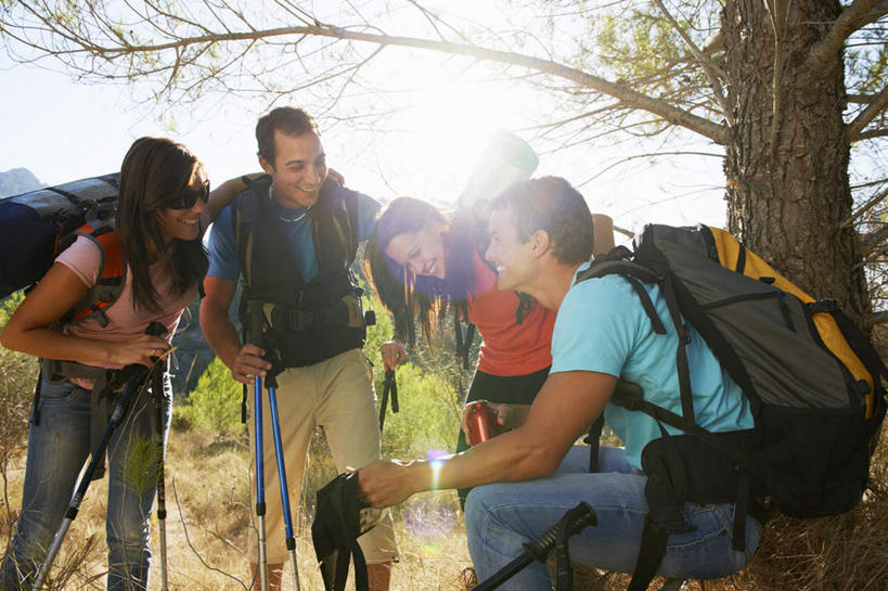 西方人,四个人,夫妻,伙伴,朋友,站,坐,笑,说,微笑,露齿笑,横图,室外,白天,正面,爱情,讨论,友谊,草地,草坪,植物,欧洲,欧洲人,弯腰,阴影,服装,裤子,光线,包,工具,器材,影子,浪漫,旅行包,注视,牛仔裤,休闲装,草,树,树木,衣服,绿色,天空,阳光,自然,背包,天,观察,看,站着,休闲,休闲服,器械,恩爱,恋人,服饰,生长,成长,拐杖,观看,察看,关注,露营,睡袋,野营,宿营,登山杖,快捷,弯身,辅助设备,方便,旅游包,登山棍,交流,友情,男人,男性,年轻男性,年轻女性,女人,女性,中年男性,白种人,夫妇,情侣,登山,沟通,讲话,交谈,爬山,商讨,说话,谈话,站立,坐着,半身,彩图,眩光,伴侣,双肩包