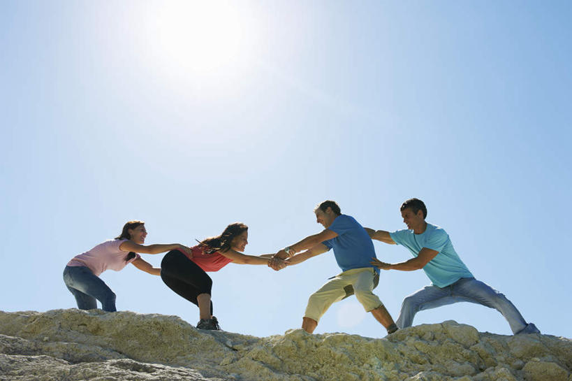 西方人,四个人,夫妻,伙伴,朋友,站,握手,笑,微笑,横图,室外,白天,仰视,爱情,锻炼,友谊,运动,拔河,石头,欧洲,欧洲人,弯腰,阴影,服装,光线,石子,影子,浪漫,速度,注视,休闲装,娱乐,相视,衣服,蓝色,蓝天,天空,阳光,天,观察,看,站着,休闲,面对面,休闲服,恩爱,力量,平衡,恋人,服饰,晴朗,观看,技巧,对视,协调,察看,互视,关注,相对,灵敏,柔韧,万里无云,相看,趣味,弯身,耐力,抗争,体育,友情,男人,男性,年轻男性,年轻女性,女人,女性,中年男性,白种人,夫妇,情侣,石块,岩石,晴空,晴空万里,搀手,拉手,手搀手,手拉手,手牵手,手握手,站立,彩图,低角度拍摄,全身,眩光,健身,伴侣