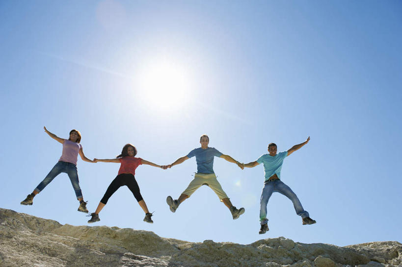 西方人,四个人,夫妻,伙伴,朋友,跳,伸展双臂,横图,室外,白天,仰视,爱情,友谊,石头,太阳,欧洲,欧洲人,一排,阴影,服装,整齐,光线,石子,影子,半空,浪漫,注视,休闲装,排列,衣服,蓝色,蓝天,天空,阳光,天,观察,看,休闲,休闲服,恩爱,恋人,服饰,晴朗,观看,张开双腿,察看,队列,关注,万里无云,展开双腿,友情,男人,男性,年轻男性,年轻女性,女人,女性,中年男性,白种人,夫妇,情侣,石块,岩石,晴空,晴空万里,敞开双臂,伸开双臂,跳跃,展开双肩,张开手臂,张开双臂,彩图,低角度拍摄,全身,眩光,伴侣,伸展双腿