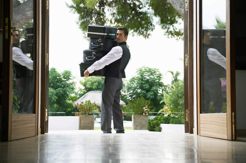 西方人,一个人,前台,服务员,门童,站,捧,横图,室外,白天,侧面,工作服,制服,植物,门,欧洲,欧洲人,仅一个男性,仅一个人,阴影,光线,拉杆箱,旅行箱,影子,地面,扭头,注视,树,树木,仅一个年轻男性,绿色,天空,阳光,自然,行李箱,箱子,门框,天,观察,看,站着,转头,生长,成长,观看,马甲,出差,察看,关注,工作制服,接待员,男人,男性,年轻男性,白种人,服务生,侍者,端,端着,捧着,手捧,站立,彩图,全身,工作套服,旅行