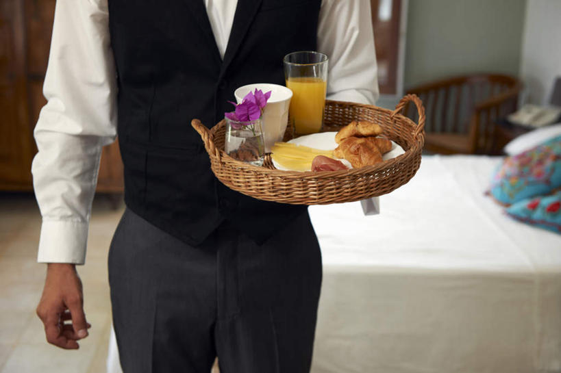 点心,面包,奶酪,果汁,西方人,一个人,宾馆,站,捧,横图,室内,白天,正面,工作服,制服,床,卧室,酒店,柑橘,杯子,餐具,托盘,欧洲,欧洲人,仅一个男性,仅一个人,一块,盛开,碟子,盘,双人床,干酪,起司,橙汁,食品,面点,羊角面包,床单,饮品,芝士,一杯,营养,花蕾,被子,玻璃制品,花,花瓣,花朵,鲜花,食物,糕点,饮料,仅一个年轻男性,一朵,紫色,盘子,水杯,碟,花苞,花蕊,站着,乳酪,牛角面包,马甲,乳制品,被单,可口,发酵,工作制服,适口,男人,男性,年轻男性,白种人,玻璃杯,橘子,桔子,橙子,橙,端,端着,捧着,手捧,站立,半身,彩图,工作套服,睡房,卧房,客店,客栈,旅店,旅馆,旅舍,汽车旅馆