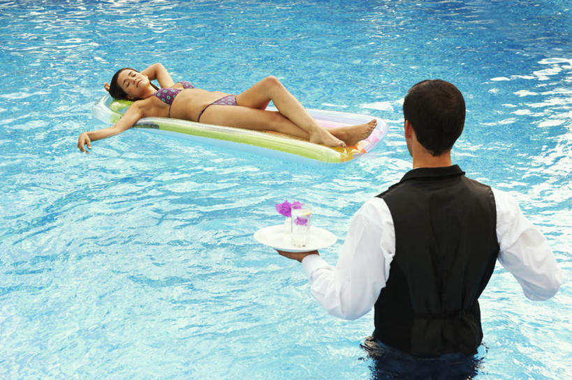 西方人,两个人,服务员,游泳池,家,躺,横图,俯视,室外,白天,泳装,比基尼,工作服,制服,草地,草坪,水,植物,床,杯子,椅子,托盘,欧洲,欧洲人,握,阴影,盛开,光线,影子,遮阳伞,塑料,房屋,木椅,躺椅,屋子,草屋,水池,水面,拿,花蕾,拿着,注视,泳池,住宅,玻璃制品,草,花,花瓣,花朵,鲜花,树,树木,蓝色,绿色,紫色,白色,阳光,自然,水杯,塑料制品,茅草屋,花苞,花蕊,观察,看,气垫床,握着,充气,生长,成长,观看,马甲,察看,关注,工作制服,卧着,男人,男性,年轻男性,女人,女性,中年女性,白种人,服务生,侍者,玻璃杯,躺着,卧,半身,彩图,高角度拍摄,工作套服,三点式,泳衣,房子,茅舍,茅屋,小屋